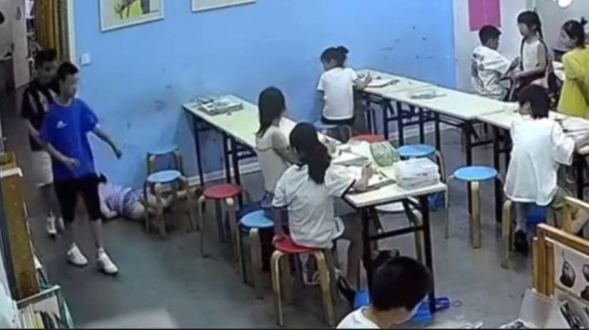 浙江一女孩教室内晕倒同学无动于衷 人性的冷漠还是社会的悲哀？